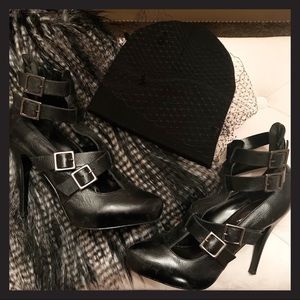 Steve Madden Black heels with belt details sz 9.5